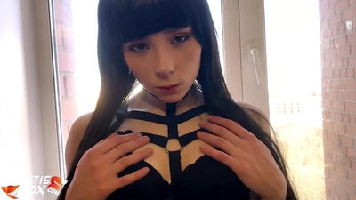 Mae gwallt tywyll poeth yn sugno'n ddwfn ac yn sensitif am arian